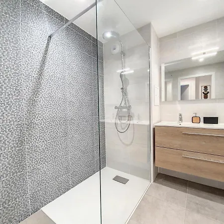 Saglio - Neuf - - Parking - Tram - Proche Centre - Confort *